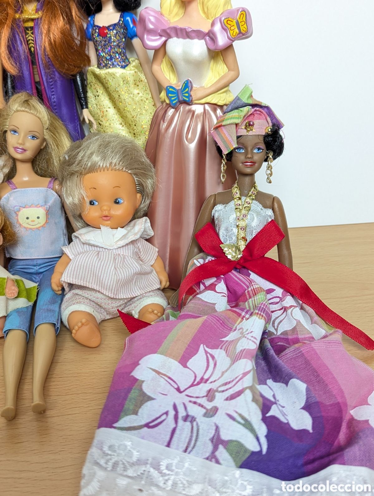 Mu&ntilde;ecas modernas: Lote 16 mu&ntilde;ecas variadas Barbie, Disney... - Foto 2