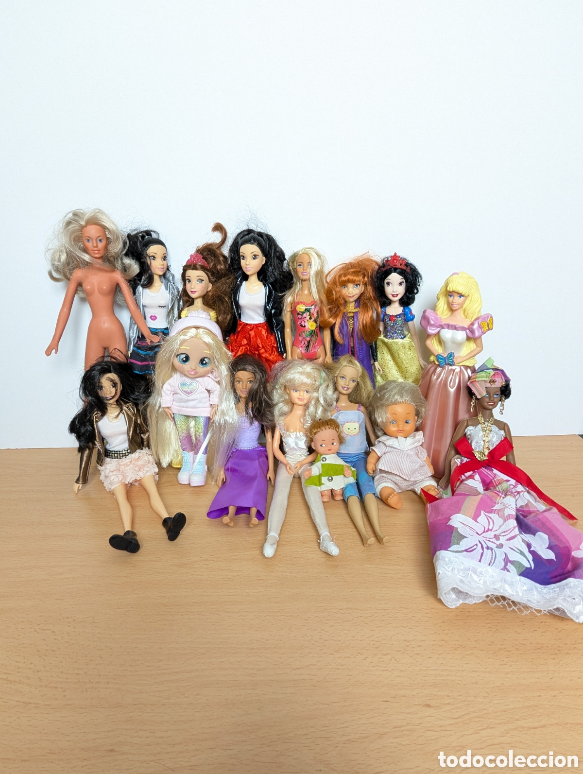 Mu&ntilde;ecas modernas: Lote 16 mu&ntilde;ecas variadas Barbie, Disney... - Foto 1