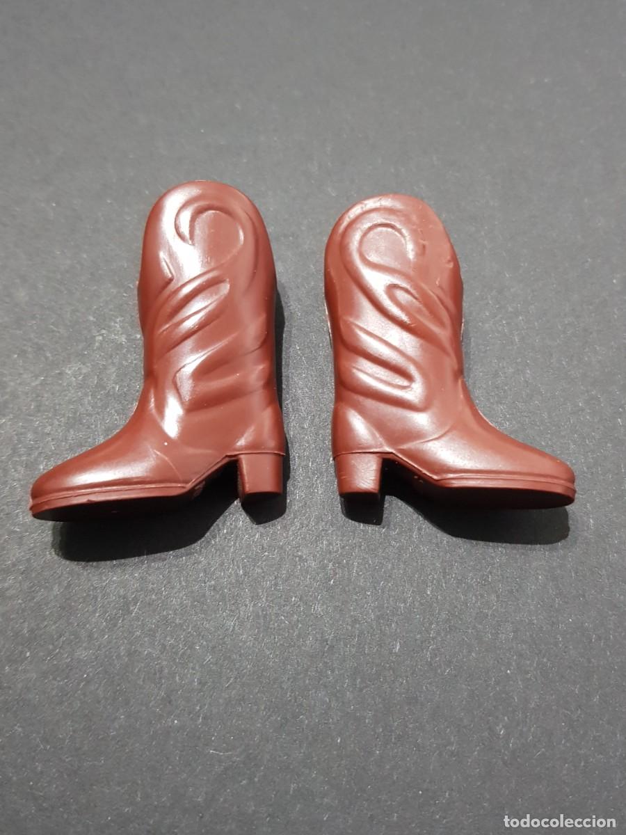 Mu&ntilde;ecas modernas: Botas marron oscuro Sindy vintage - Foto 1