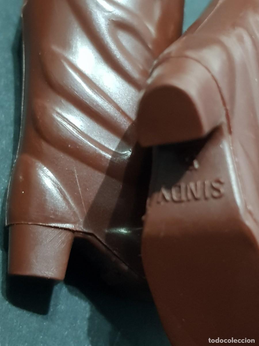 Mu&ntilde;ecas modernas: Botas marron oscuro Sindy vintage - Foto 4
