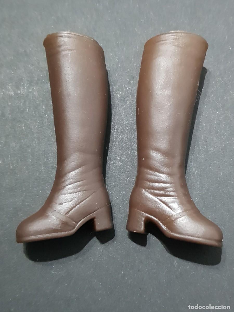 Mu&ntilde;ecas modernas: Botas marron oscuro Sindy vintage - Foto 1