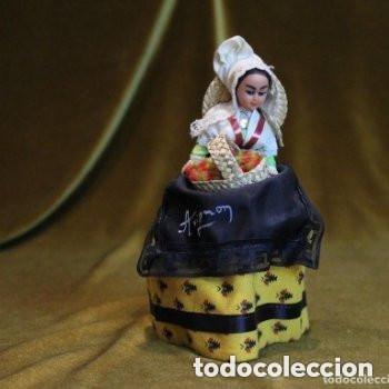 Mu&ntilde;ecas modernas: Mu&ntilde;eca con traje t&iacute;pico de Avignon,Francia. - Foto 1