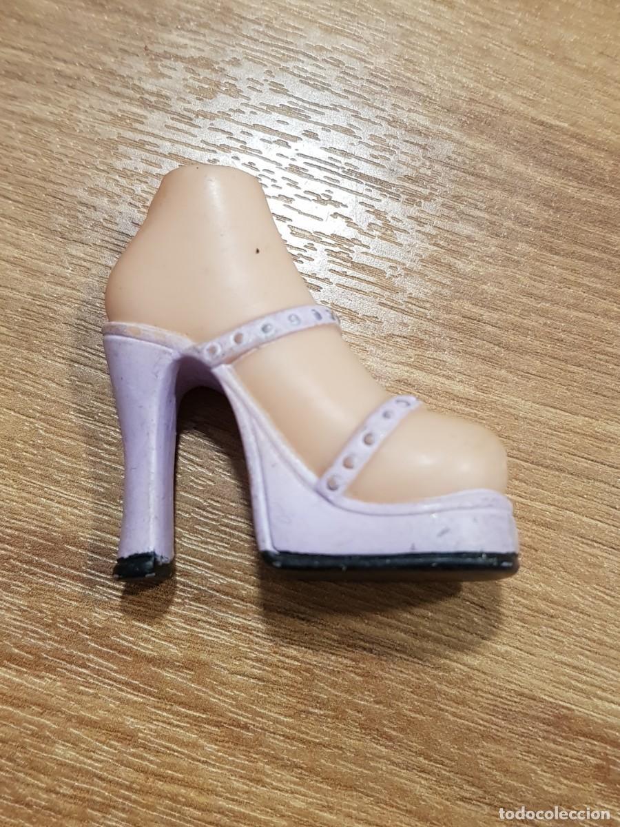 Mu&ntilde;ecas modernas: Zapatos bratz desparejo, uno - Foto 2