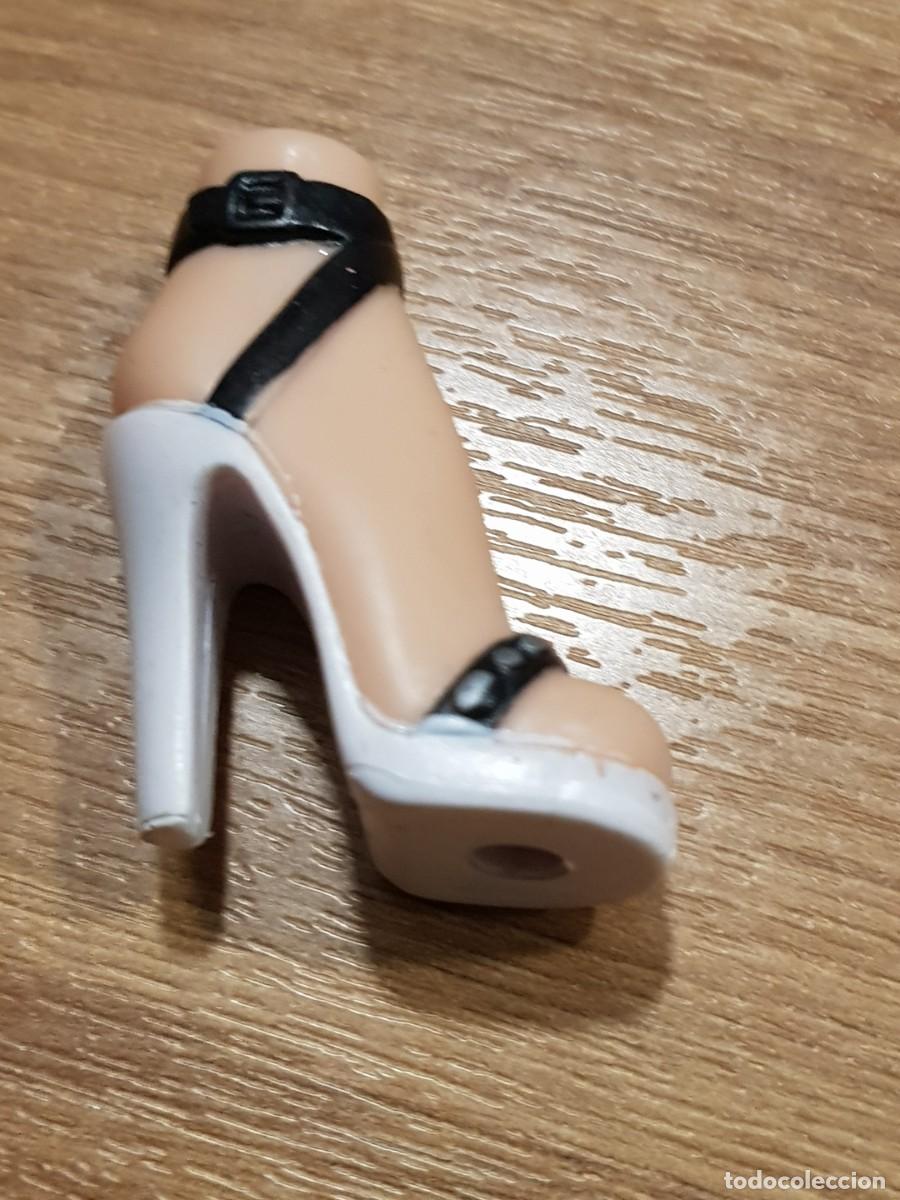 Mu&ntilde;ecas modernas: Zapatos bratz desparejo, uno - Foto 2