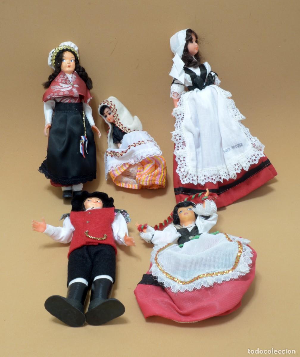 Mu&ntilde;ecas modernas: LOTE DE 5 CINCO MU&Ntilde;ECOS/AS CON TRAJES T&Iacute;PICOS DIVERSOS - Foto 1