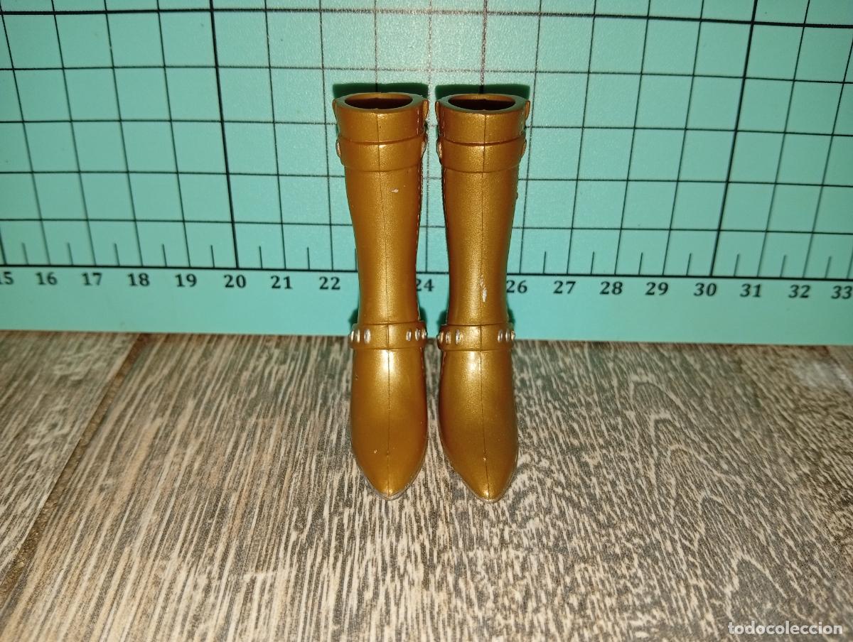 Mu&ntilde;ecas modernas: Zapatos botas de mu&ntilde;eca Bratz - Foto 2