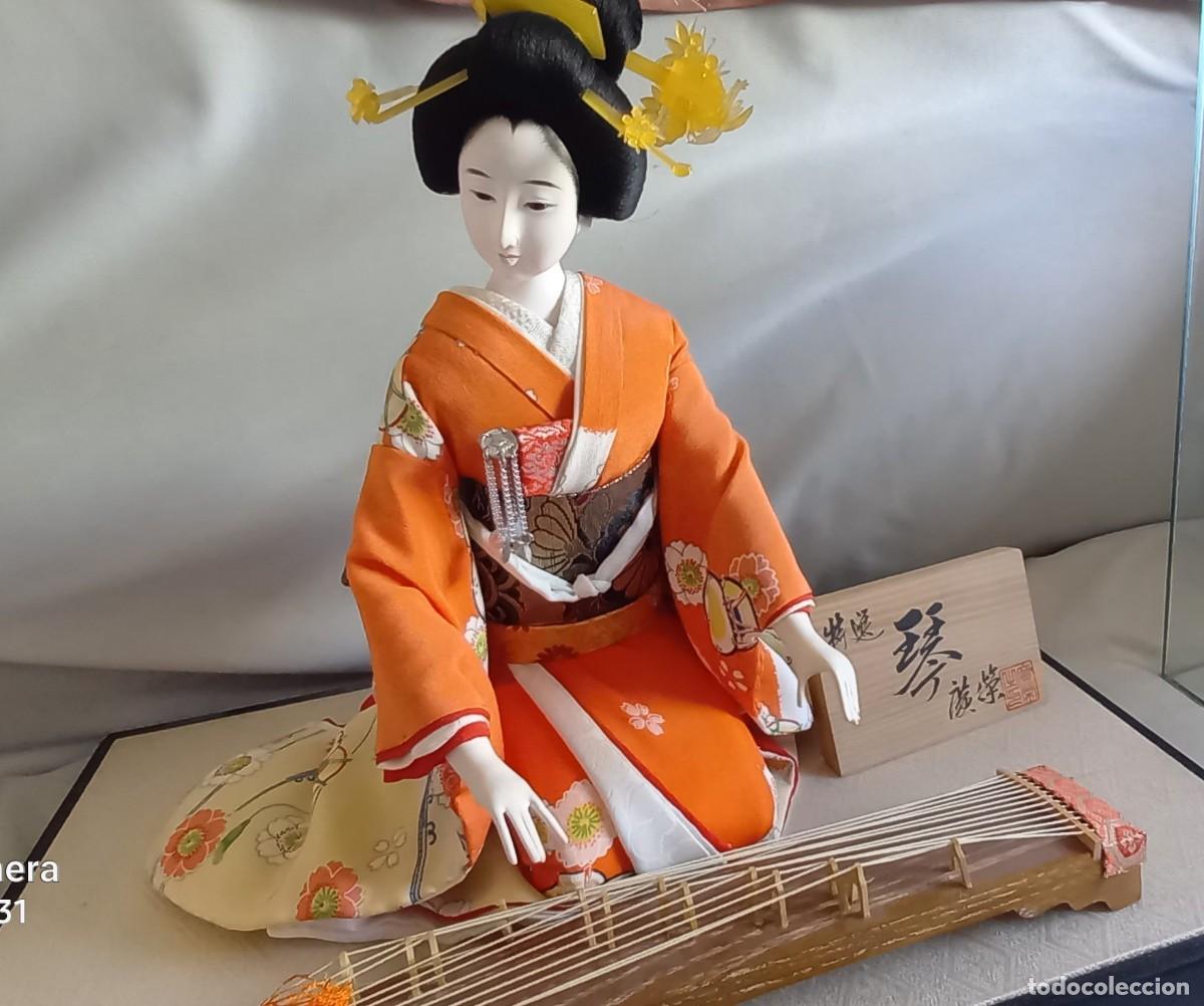 Mu&ntilde;ecas modernas: Mu&ntilde;eca japonesa con urna - Foto 1
