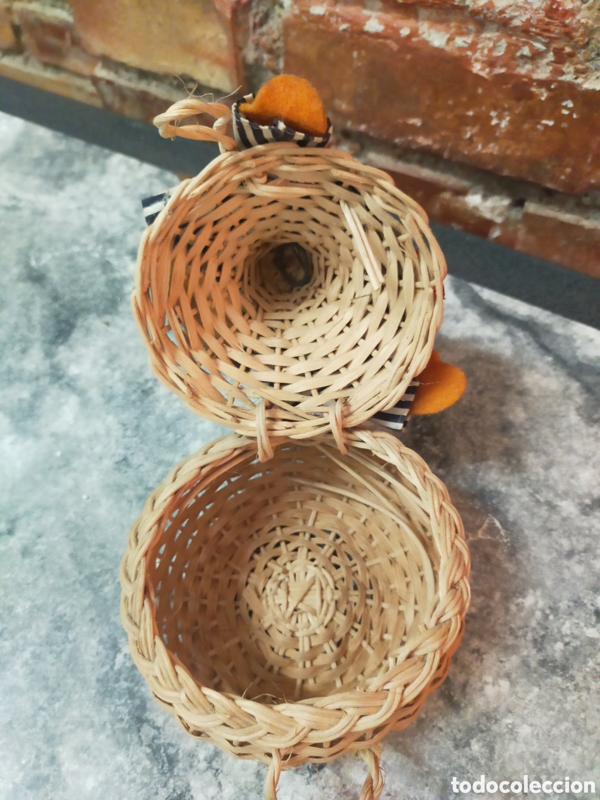 Mu&ntilde;ecas modernas: Mu&ntilde;eco cesta fieltro y mimbre - Foto 5