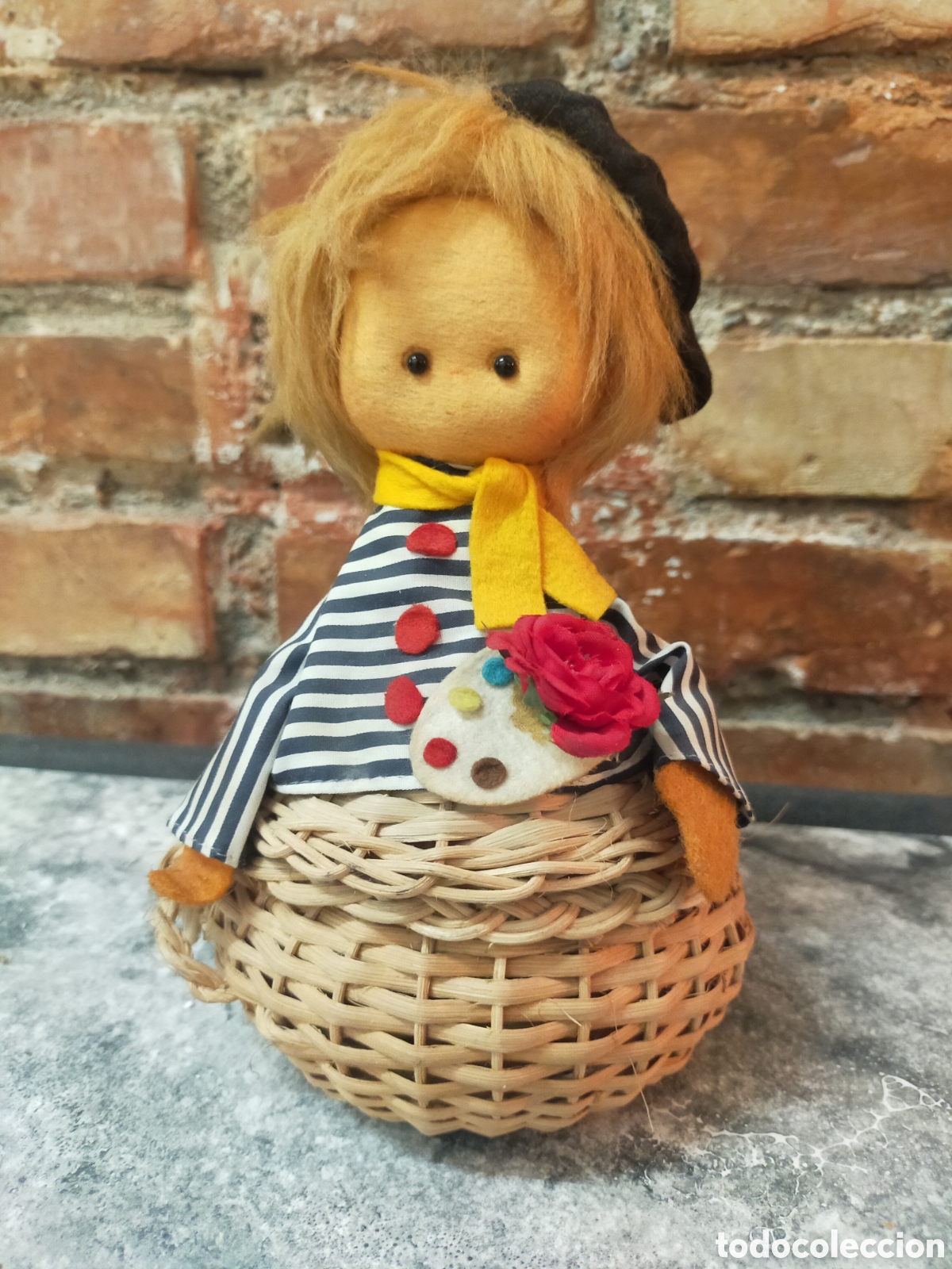 Mu&ntilde;ecas modernas: Mu&ntilde;eco cesta fieltro y mimbre - Foto 1