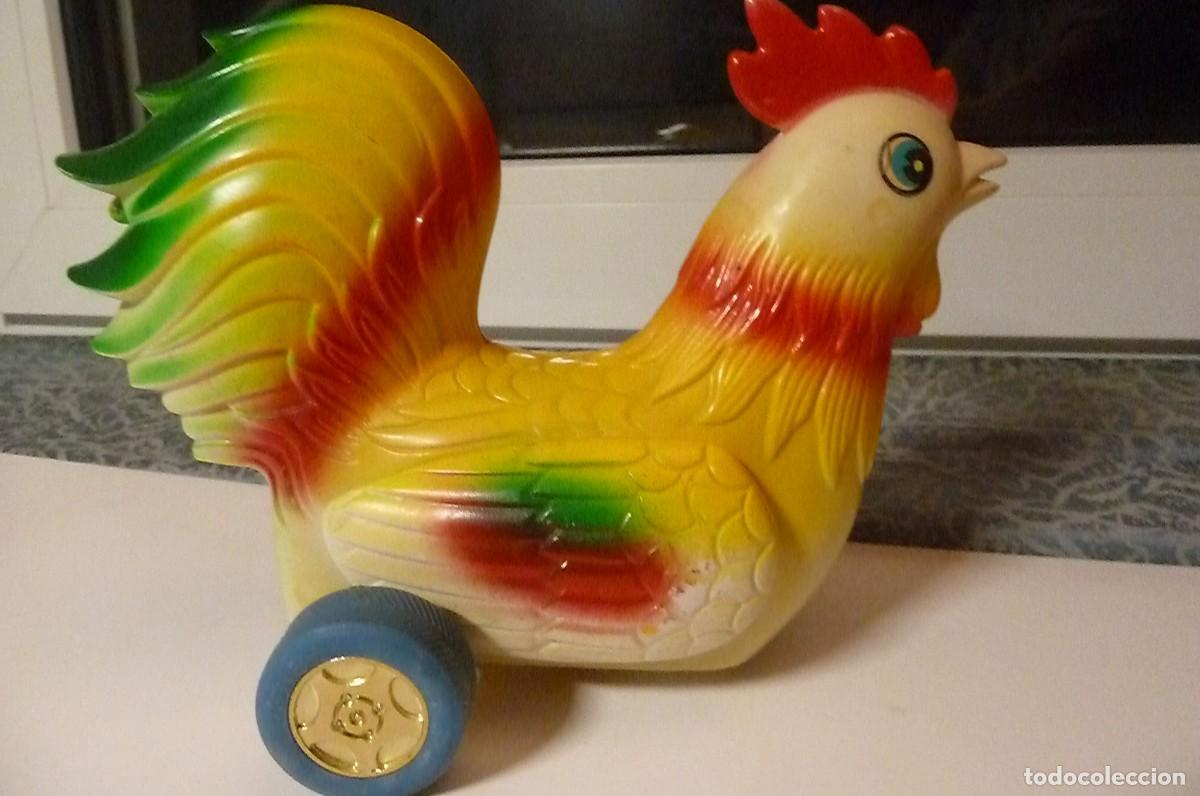 Mu&ntilde;ecas modernas: Gallina pl&aacute;stico vintage con ruedas - Foto 1