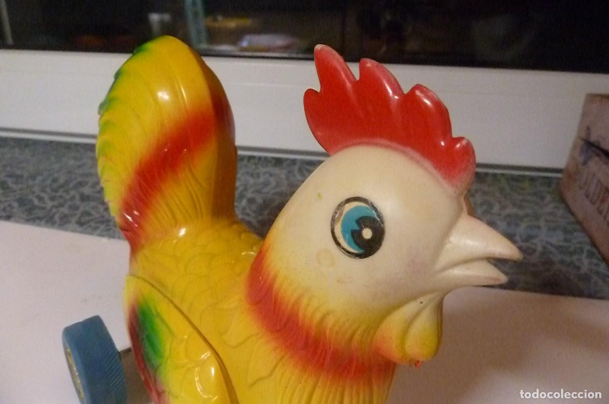 Mu&ntilde;ecas modernas: Gallina pl&aacute;stico vintage con ruedas - Foto 3