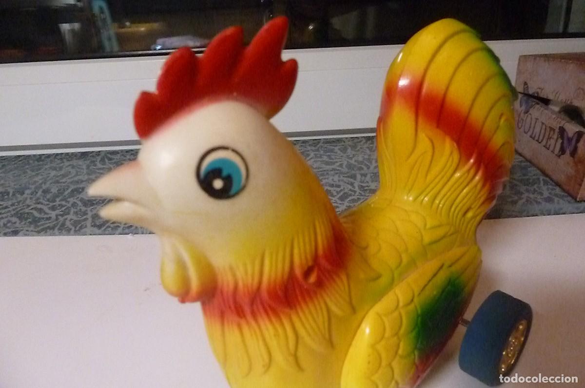 Mu&ntilde;ecas modernas: Gallina pl&aacute;stico vintage con ruedas - Foto 4