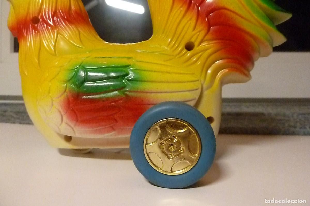 Mu&ntilde;ecas modernas: Gallina pl&aacute;stico vintage con ruedas - Foto 5