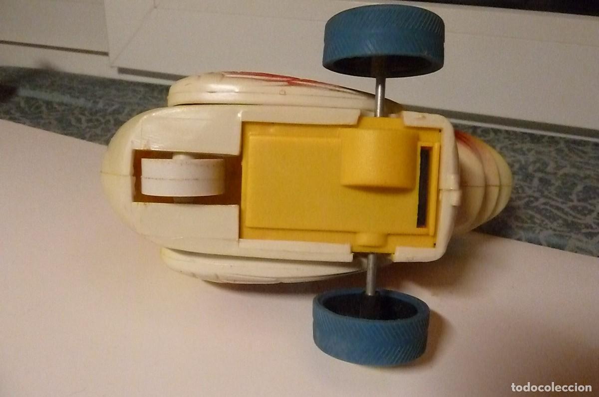 Mu&ntilde;ecas modernas: Gallina pl&aacute;stico vintage con ruedas - Foto 6