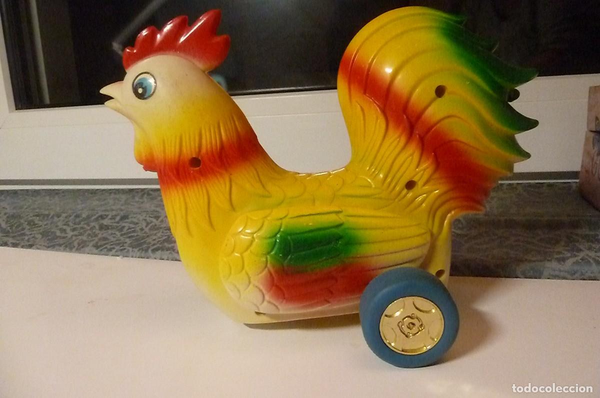 Mu&ntilde;ecas modernas: Gallina pl&aacute;stico vintage con ruedas - Foto 2
