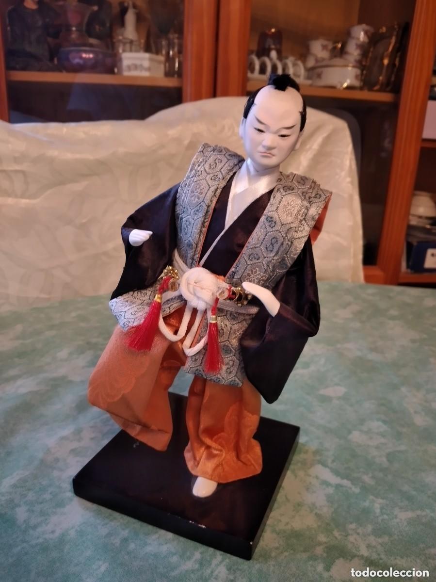 Mu&ntilde;ecas modernas: Figura samuray , de pasta ,tejidos y base de madera. - Foto 1