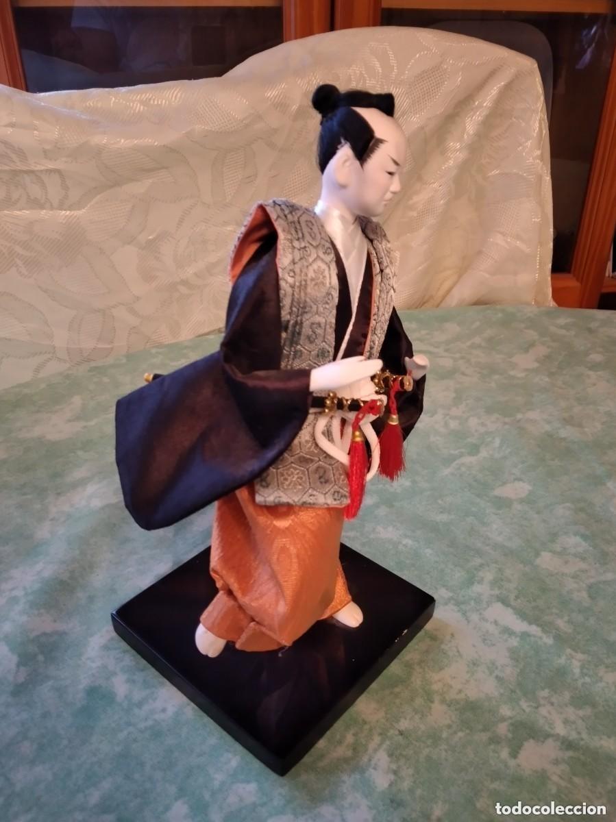 Mu&ntilde;ecas modernas: Figura samuray , de pasta ,tejidos y base de madera. - Foto 3