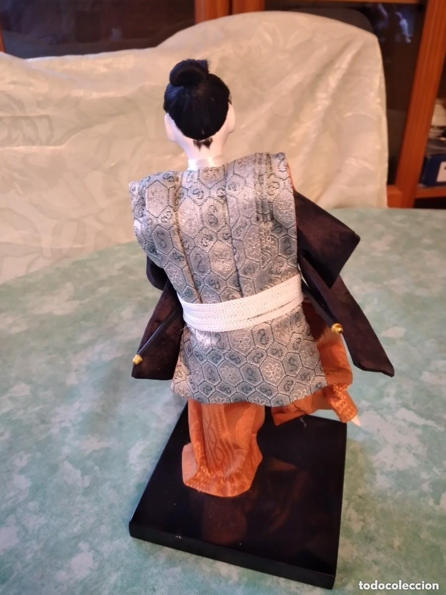 Mu&ntilde;ecas modernas: Figura samuray , de pasta ,tejidos y base de madera. - Foto 4