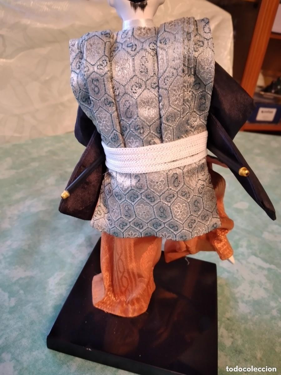 Mu&ntilde;ecas modernas: Figura samuray , de pasta ,tejidos y base de madera. - Foto 5