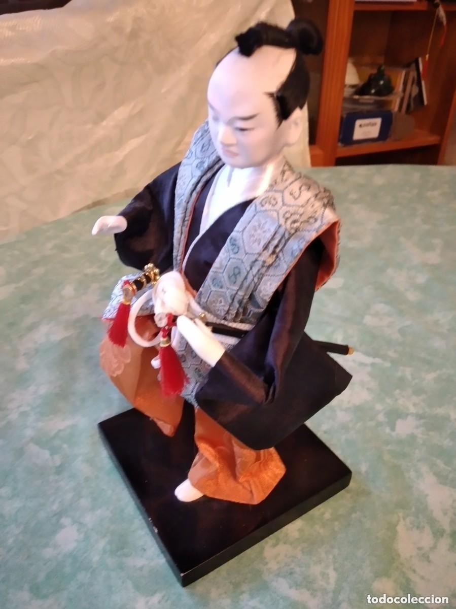 Mu&ntilde;ecas modernas: Figura samuray , de pasta ,tejidos y base de madera. - Foto 7