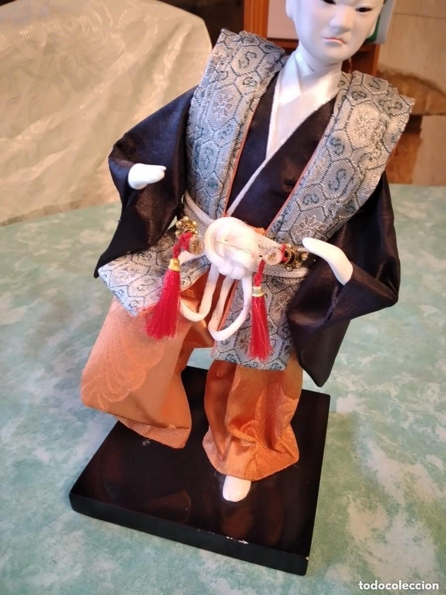 Mu&ntilde;ecas modernas: Figura samuray , de pasta ,tejidos y base de madera. - Foto 11