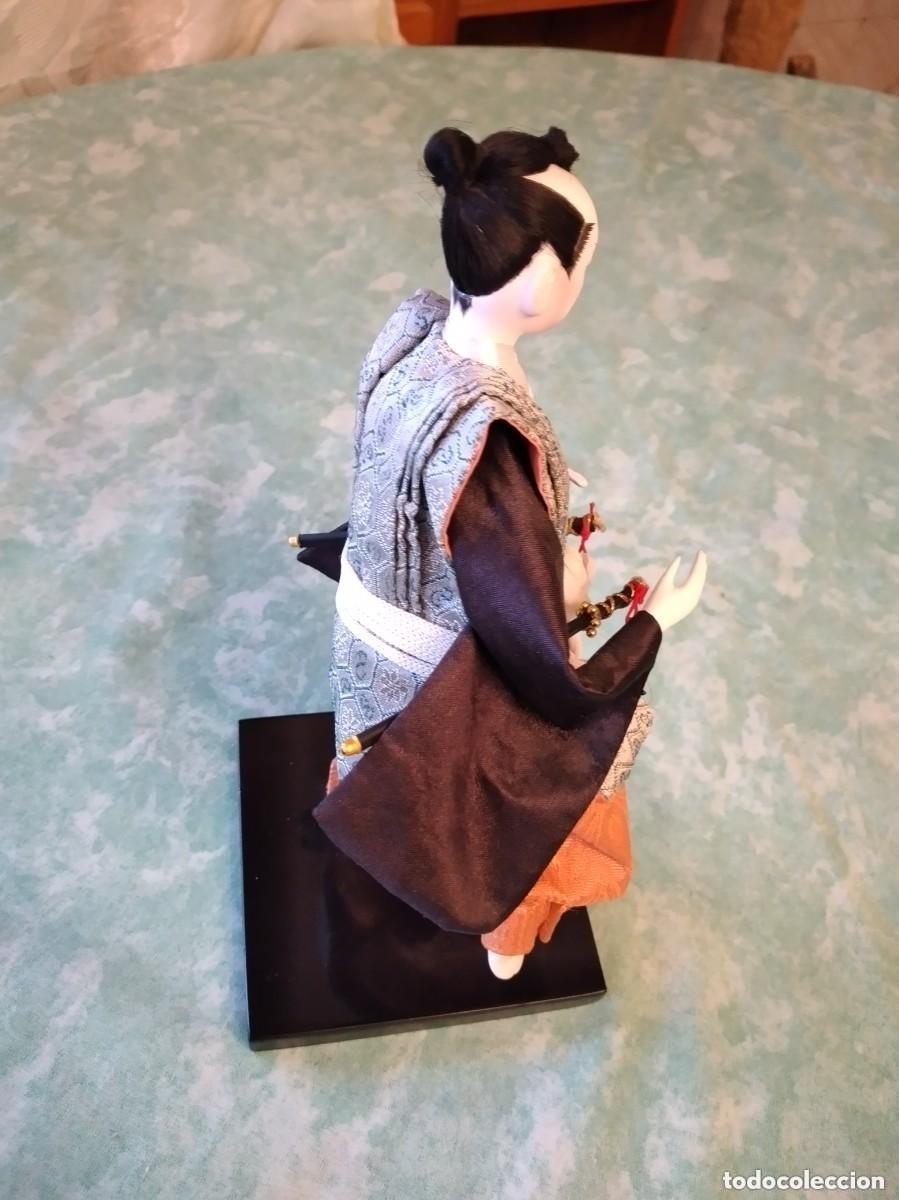 Mu&ntilde;ecas modernas: Figura samuray , de pasta ,tejidos y base de madera. - Foto 12
