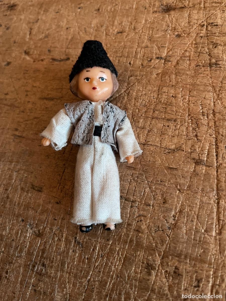 Mu&ntilde;ecas modernas: MU&Ntilde;ECA CON TRAJE TRADICIONAL RUMANO - Foto 1