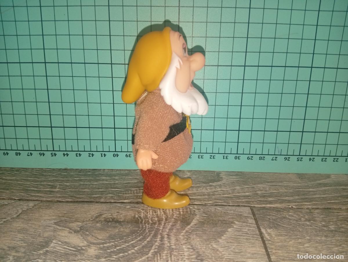 Mu&ntilde;ecas modernas: Mu&ntilde;eco Enanito de Blancanieves dormil&oacute;n Simba Disney - Foto 2