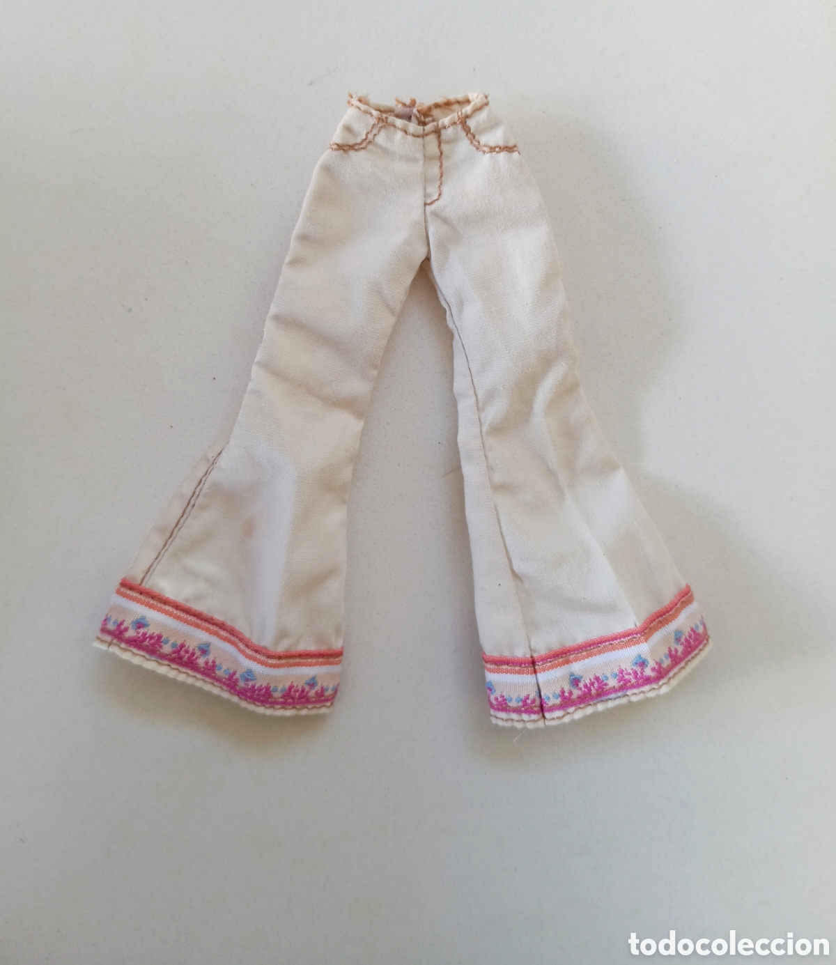 Mu&ntilde;ecas Modernas: Bratz Yasmin 2001 primera edici&oacute;n pantal&oacute;n beige con cenefa