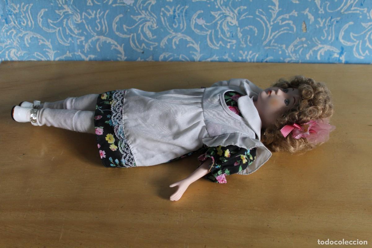 Mu&ntilde;ecas modernas: Mu&ntilde;eca de porcelana Antigua.Largo 45cm - Foto 3
