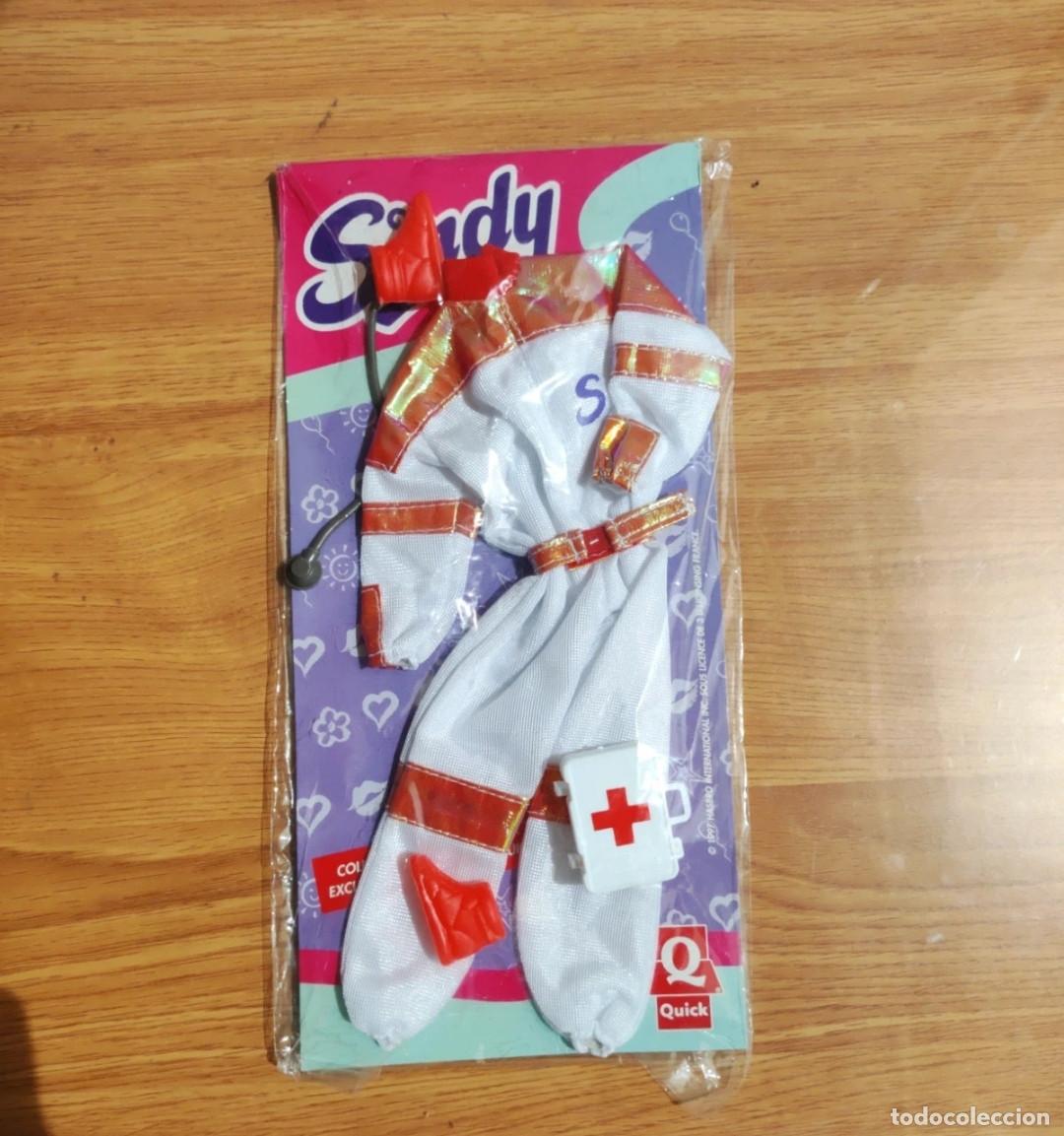 Mu&ntilde;ecas Modernas: conjunto de ropa m&eacute;dico para mu&ntilde;eca sindy