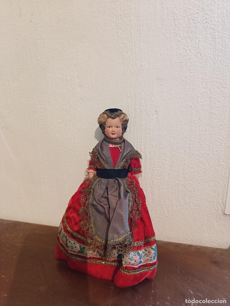 Mu&ntilde;ecas Modernas: Preciosa mu&ntilde;eca vintage de celuloide con ropas hechas a mano