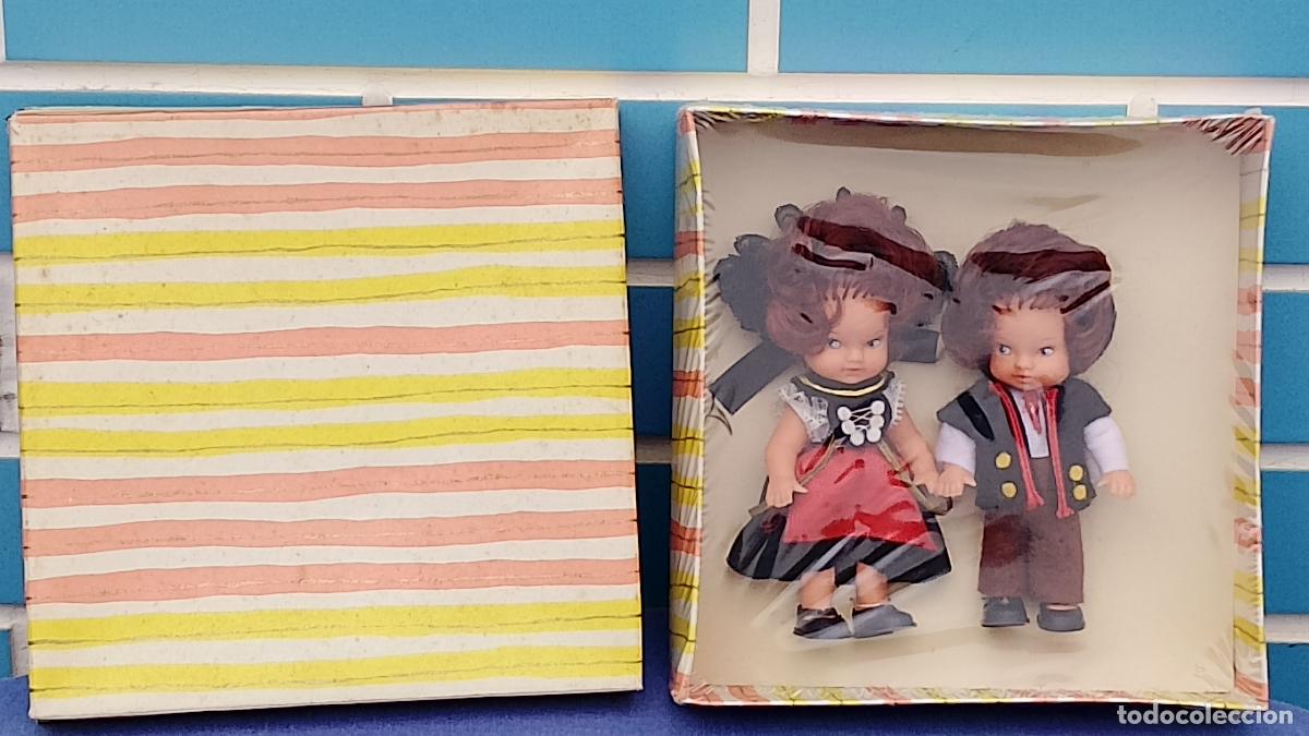 Mu&ntilde;ecas Modernas: Antiguos mu&ntilde;ecos pareja ni&ntilde;o y ni&ntilde;a regionales de Berna, souvenir de Suiza