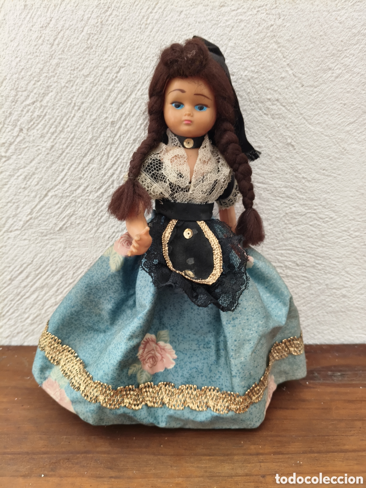 Mu&ntilde;ecas Modernas: Mu&ntilde;eca regional vintage de 22 cm