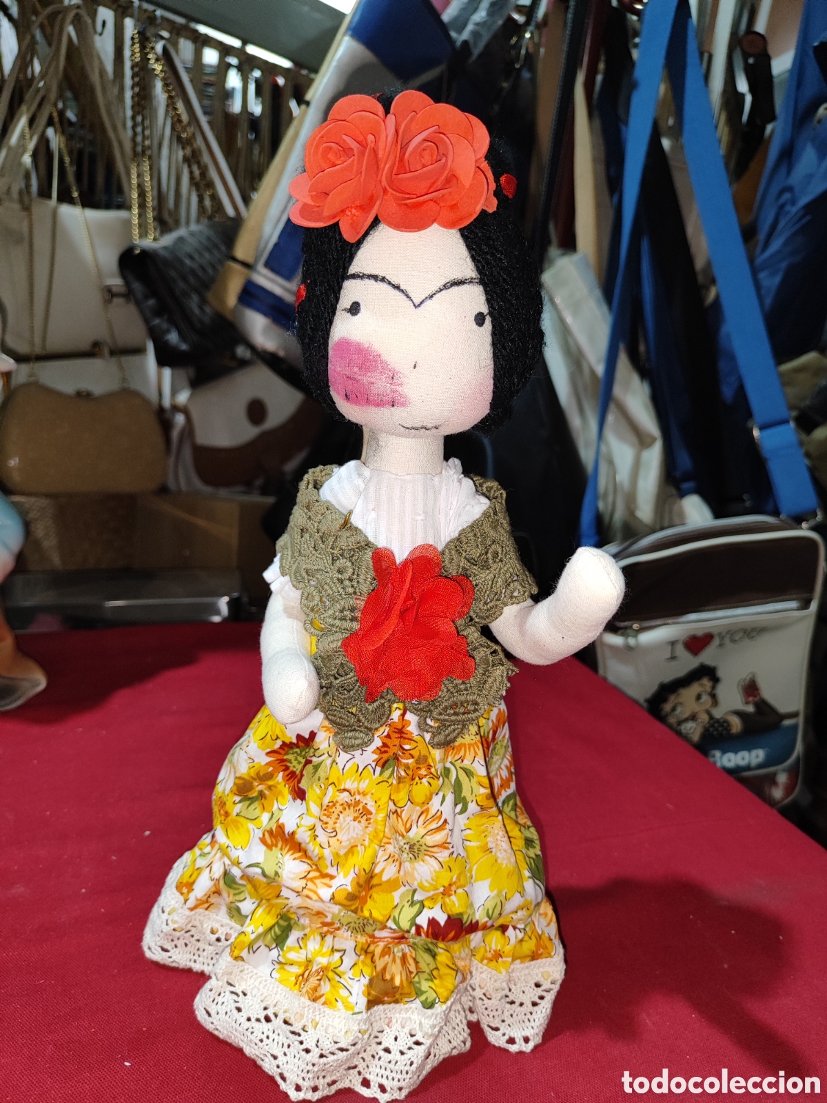 Mu&ntilde;ecas Modernas: Original mu&ntilde;eca de Frida Kahlo hecha de madera artesanal en trapo y ganchillo