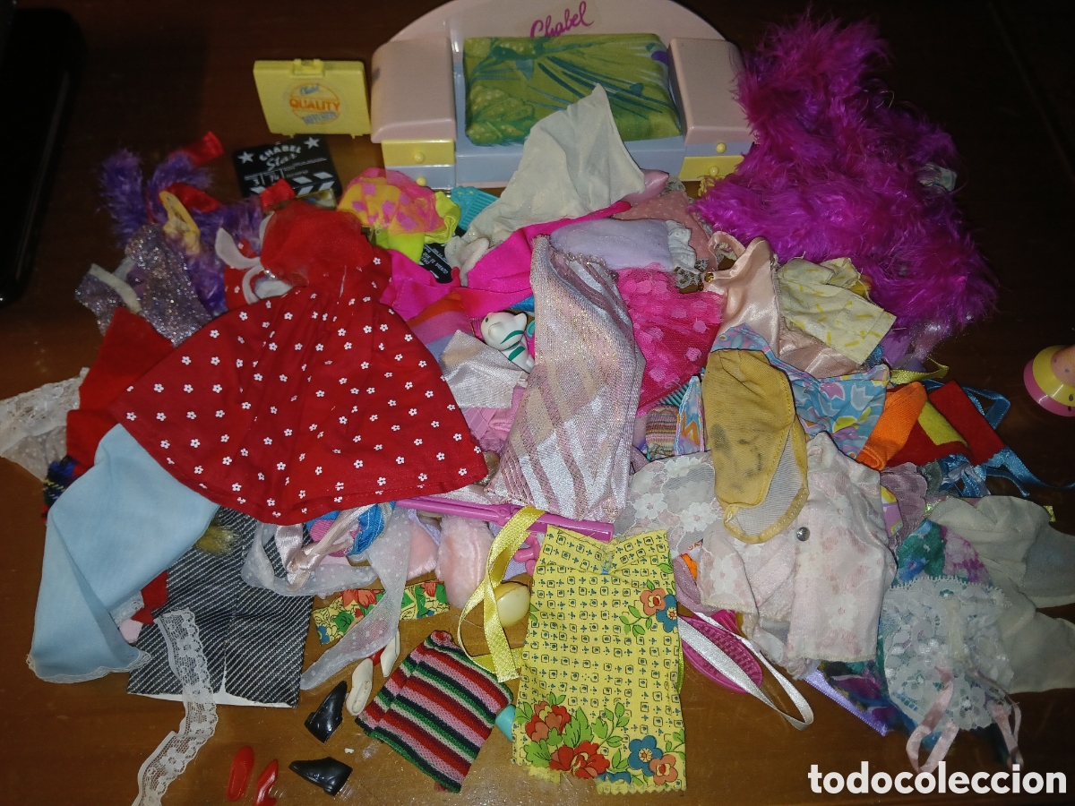 Mu&ntilde;ecas Modernas: GRAN LOTE DE ROPA Y ACCESORIOS DE MU&Ntilde;ECA CHABEL.