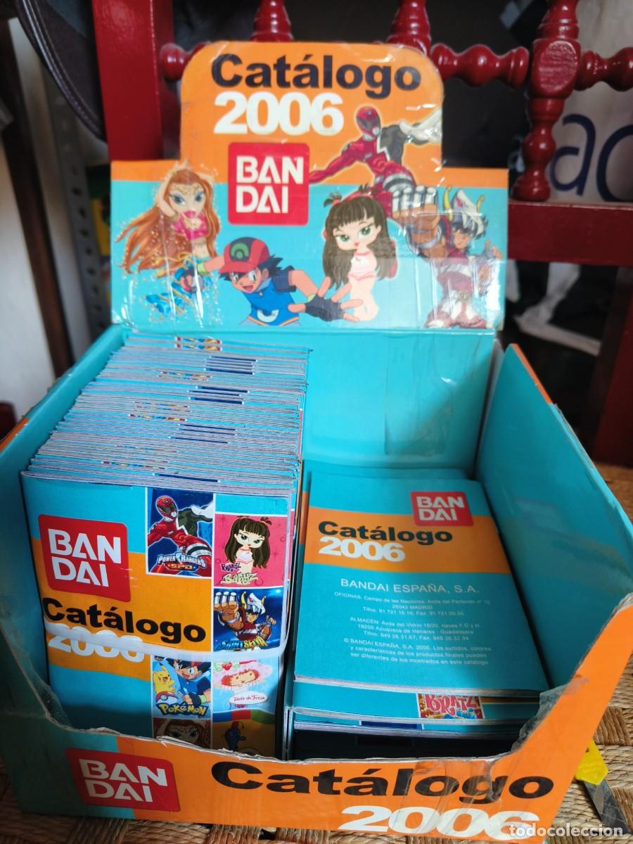 Mu&ntilde;ecas Modernas: Ocasion coleccionistas ! Caja expositora con 50 antiguos catalogos 2006 Bandai Pokemon Dragon Ball