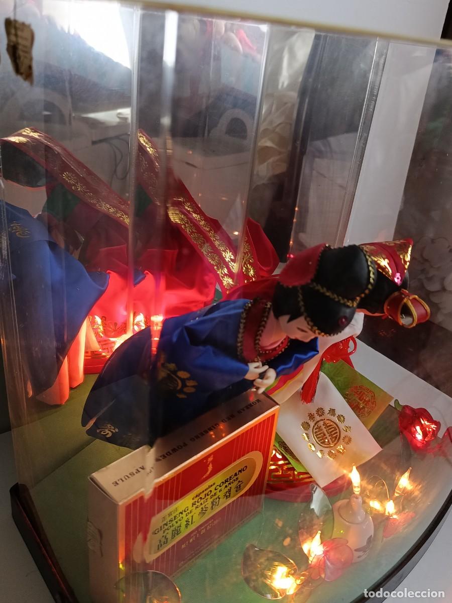 Mu&ntilde;ecas modernas: DOS MU&Ntilde;ECOS COREANOS CON MOVIMIENTO Y LUCES EN VITRINA - Foto 2
