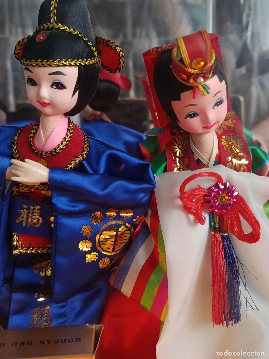 Mu&ntilde;ecas modernas: DOS MU&Ntilde;ECOS COREANOS CON MOVIMIENTO Y LUCES EN VITRINA - Foto 3