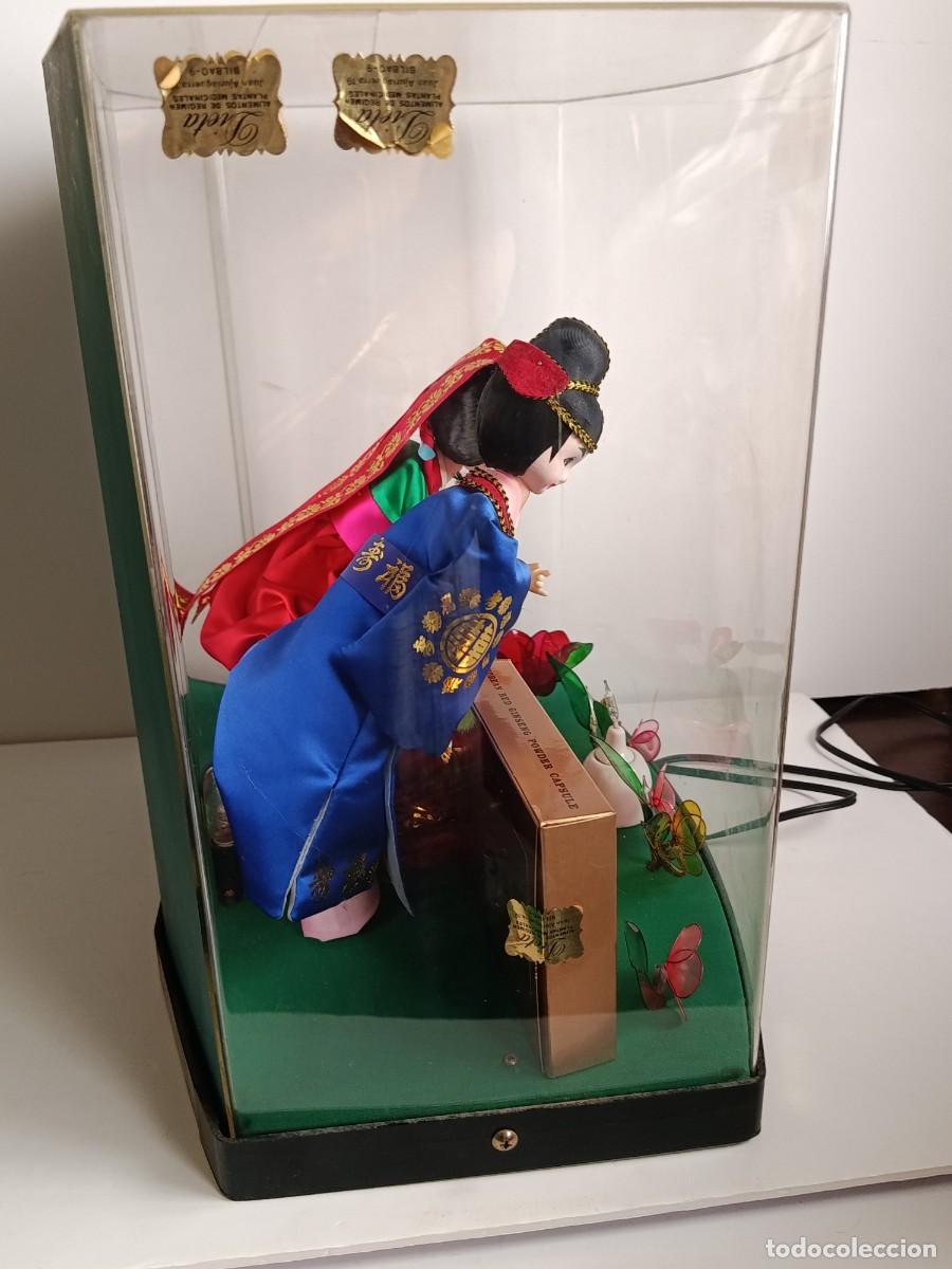 Mu&ntilde;ecas modernas: DOS MU&Ntilde;ECOS COREANOS CON MOVIMIENTO Y LUCES EN VITRINA - Foto 6