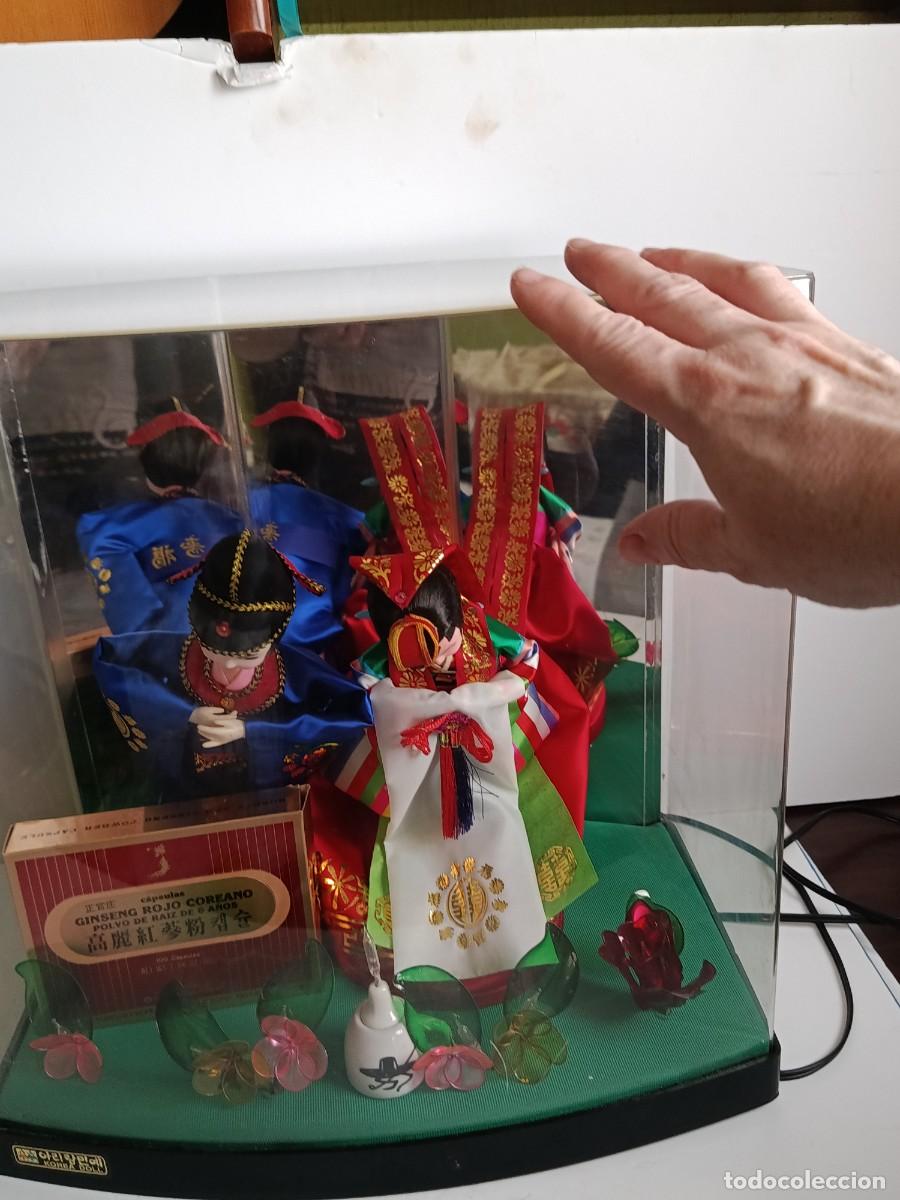 Mu&ntilde;ecas modernas: DOS MU&Ntilde;ECOS COREANOS CON MOVIMIENTO Y LUCES EN VITRINA - Foto 7
