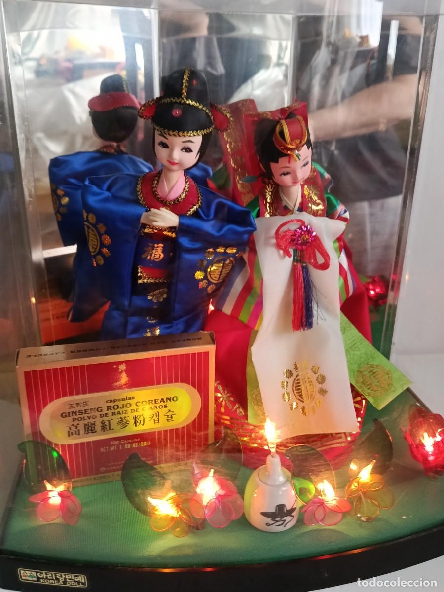 Mu&ntilde;ecas modernas: DOS MU&Ntilde;ECOS COREANOS CON MOVIMIENTO Y LUCES EN VITRINA - Foto 9