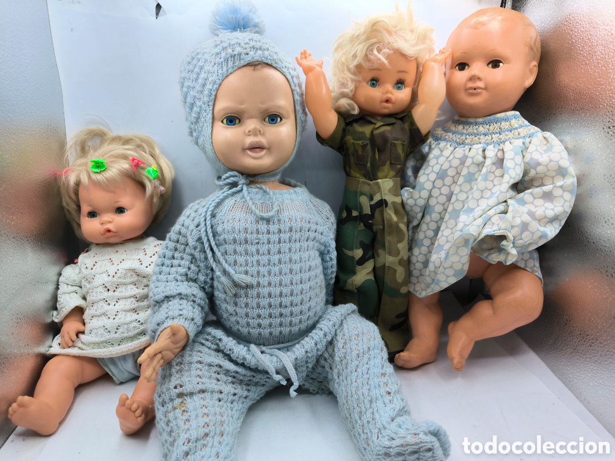 Mu&ntilde;ecas Modernas: 4 Mu&ntilde;ecas, alguna muy antigua+ ropa