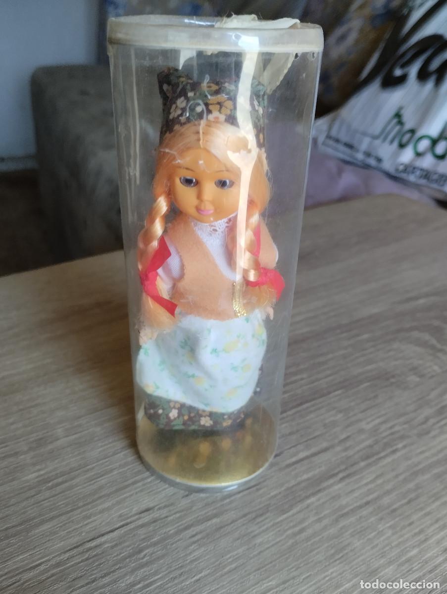 Mu&ntilde;ecas Modernas: mu&ntilde;equita de polonia en su urna de plastico de 1990