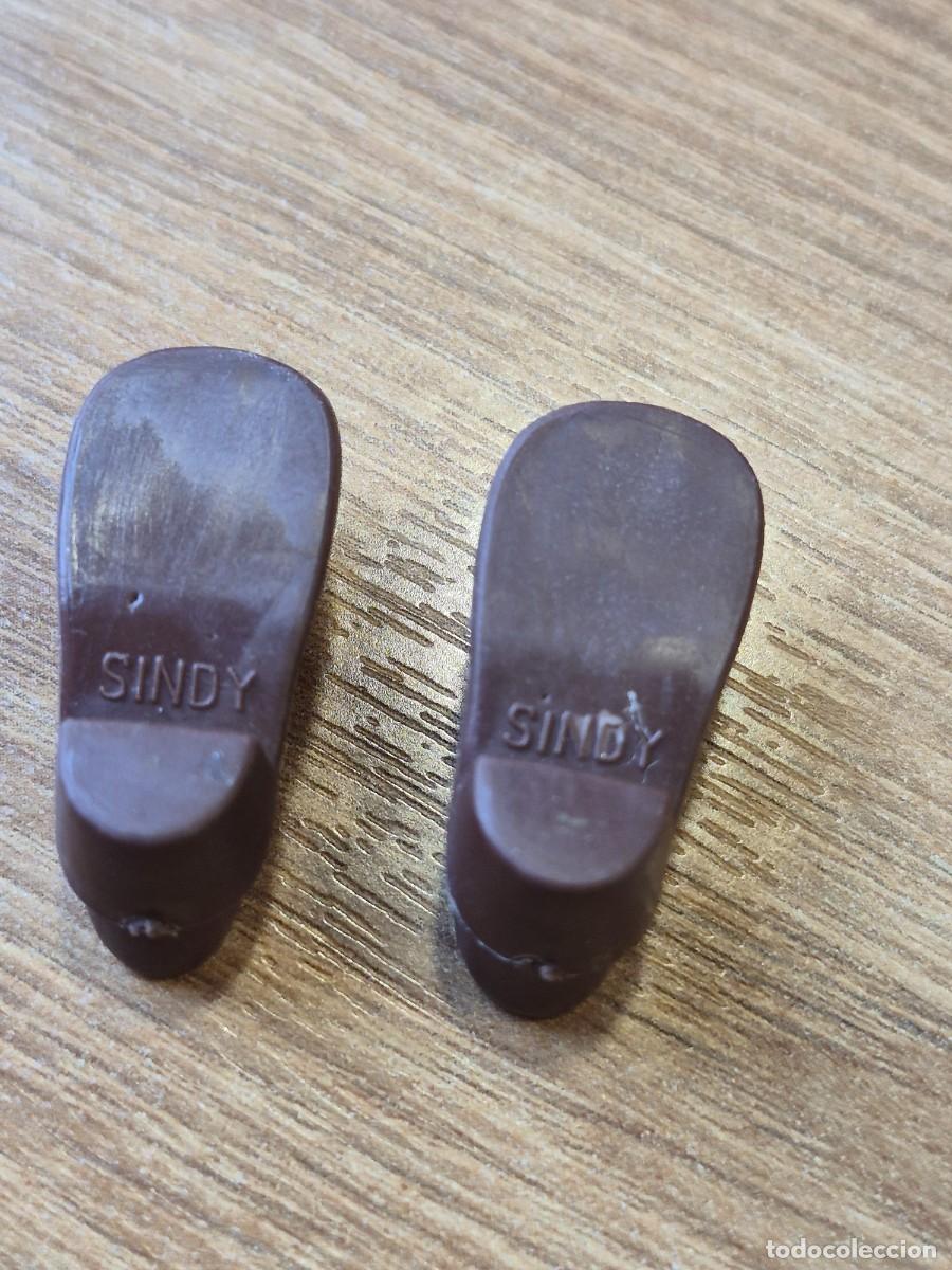 Mu&ntilde;ecas modernas: zapatos sindy vintage - Foto 2