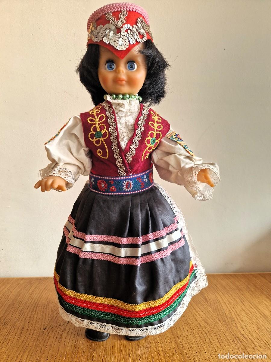 Mu&ntilde;ecas Modernas: MU&Ntilde;ECA CON TRAJE ANTIGUA CHECOSLOVAQUIA