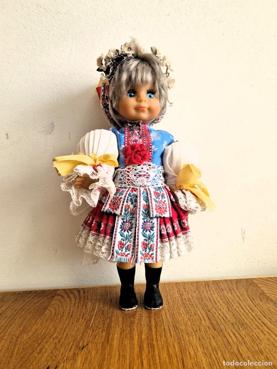 Mu&ntilde;ecas Modernas: MU&Ntilde;ECA CON TRAJE ANTIGUA CHECOSLOVAQUIA