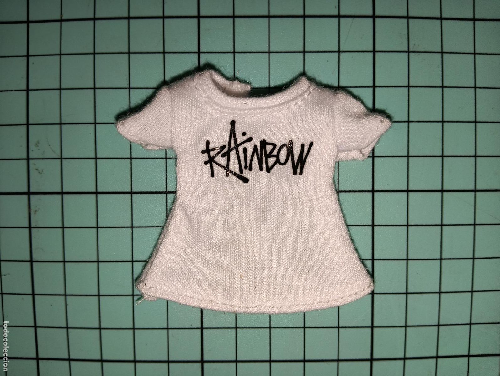 Mu&ntilde;ecas Modernas: Camisa de mu&ntilde;eca Rainbow high