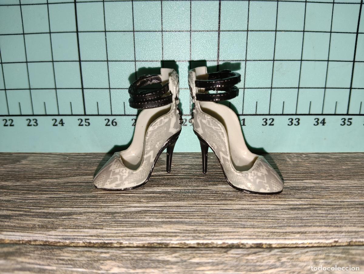 Mu&ntilde;ecas Modernas: Zapatos de mu&ntilde;eca Rainbow high Shadow Heather Grayson