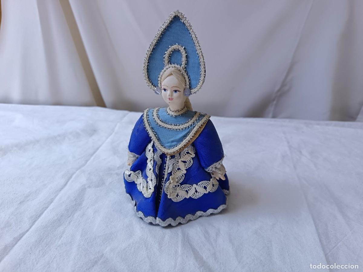 Mu&ntilde;ecas Modernas: Extra&ntilde;a Mu&ntilde;eca con traje popular, a identificar